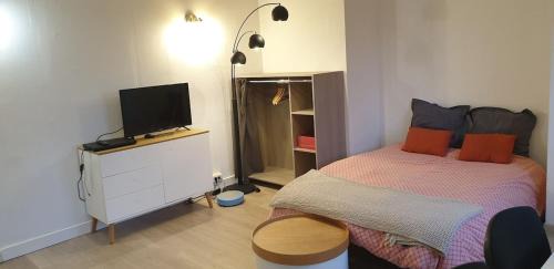 apartment building features laundry facilities