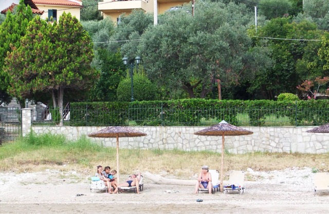 Apartment by the sea with a sea view balcony and garden, far from mass tourism