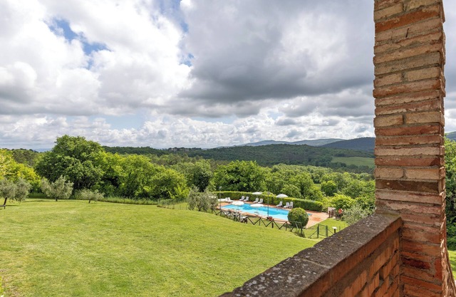 Apartment 'Casa In Toscana Panoramica-Piscina' with Shared Pool and Shared Garden