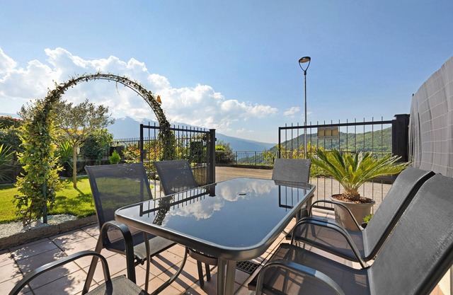 Apartment 'Casa Vacanze Leon' with Lake View, Private Garden and Wi-Fi