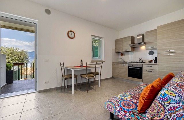 Apartment 'Casa Maria' with Lake View, Private Garden and Wi-Fi