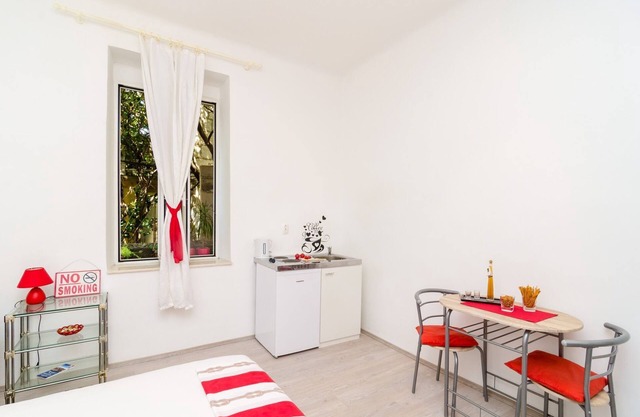 Apartment Caceris - Comfort Studio Apartment with Terrace