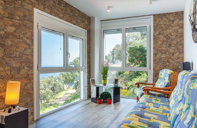 Apartment 'Cala Salions' with Sea View, Shared Garden and Wi-Fi