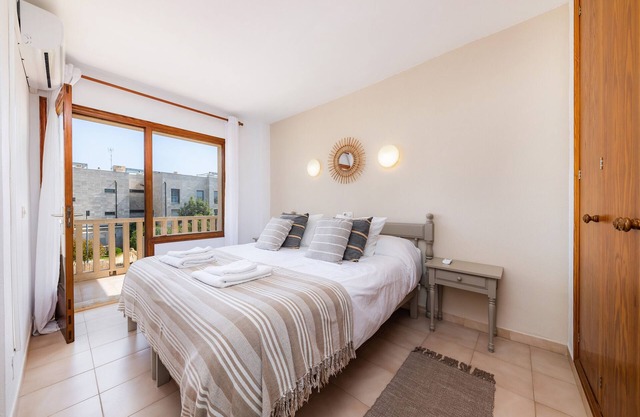 Apartment 'Can Salas 1 Dormitorio 104' with Sea View, Wi-Fi and Air Conditioning