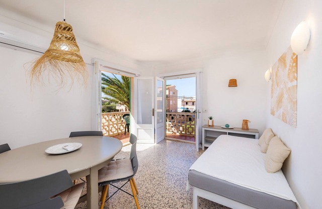 Apartment 'Can Salas 2 Dormitorios B' with Sea View, Wi-Fi and Air Conditioning