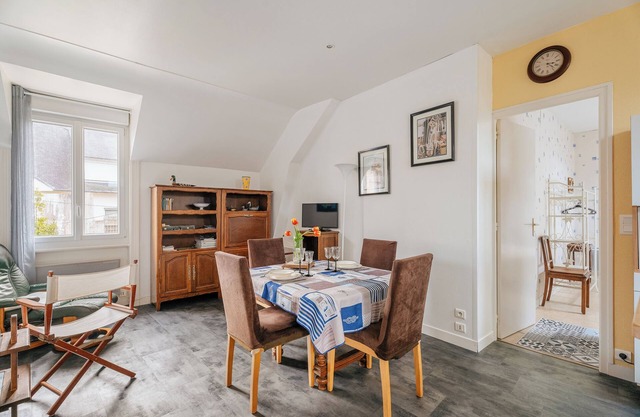 Apartment 'Cancale Centre-ville - Mer' with Wi-Fi and private parking