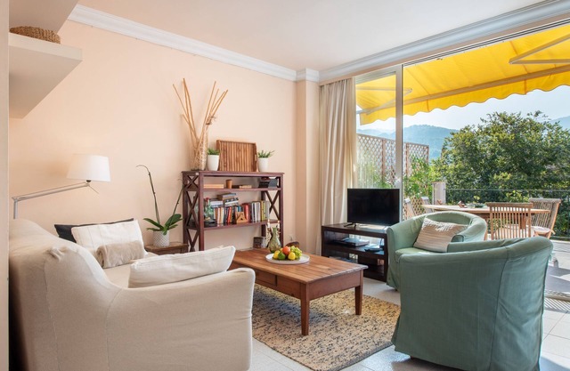 Apartment Carla Close to Beach with Large Balcony, Mountain View, Wi-Fi & Air Conditioning