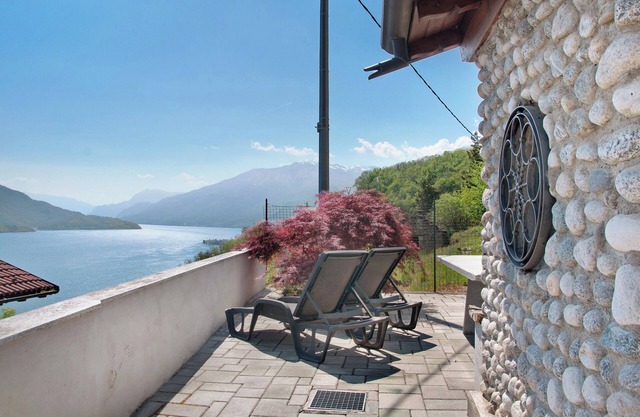 Apartment Casa Alan with Lake View, Terrace & Wi-Fi