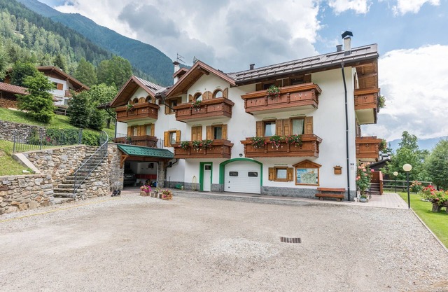 Apartment "Casa Bamby - Cevedale" with Balcony, Garden & Mountain View