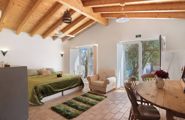 Apartment 'Casa De Mondo - Green Room' with Shared Pool, Wi-Fi and Air Conditioning