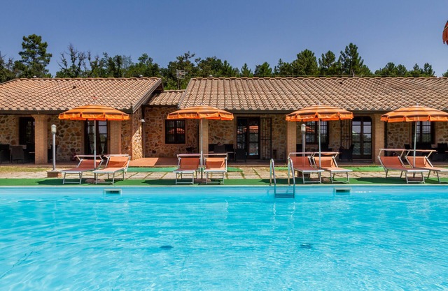 Apartment "Casa Vacanza Il Carpignone 3" with Lake View and Shared Pool