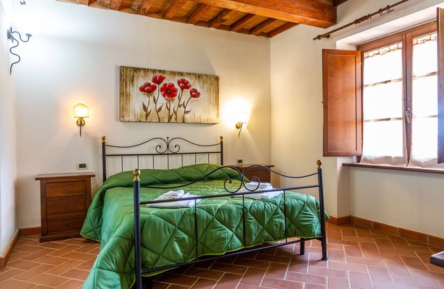 Apartment 'Casa Vacanza Il Carpignone 2' with Lake View, Pool and Garden