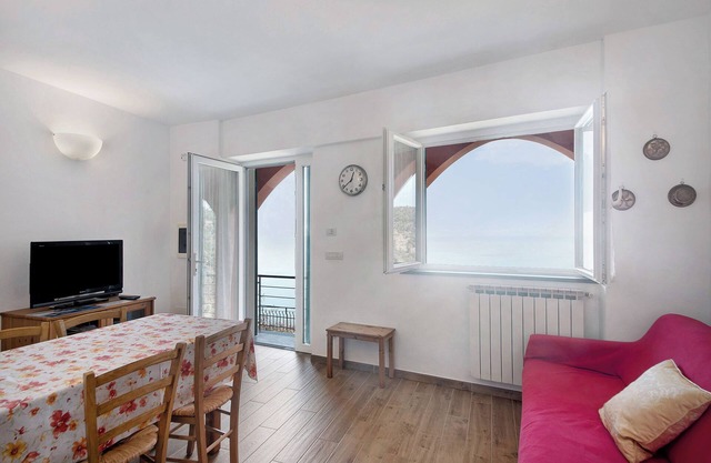 Apartment "Casa Mare Montaretto 2" with Sea View, Private Terrace & Wi-Fi