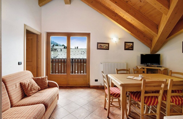 Apartment 'Casa Michela Trilocale Mansardato' with Mountain View, Shared Terrace and Wi-Fi