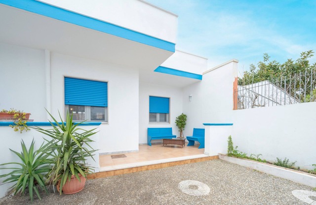 Apartment 'Casa Relax San Foca' with Private Terrace, Private Garden and Air Conditioning