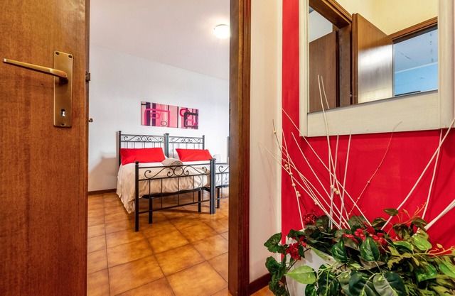 Apartment 'Casa Vacanze Francesca' with Balcony and Air Conditioning