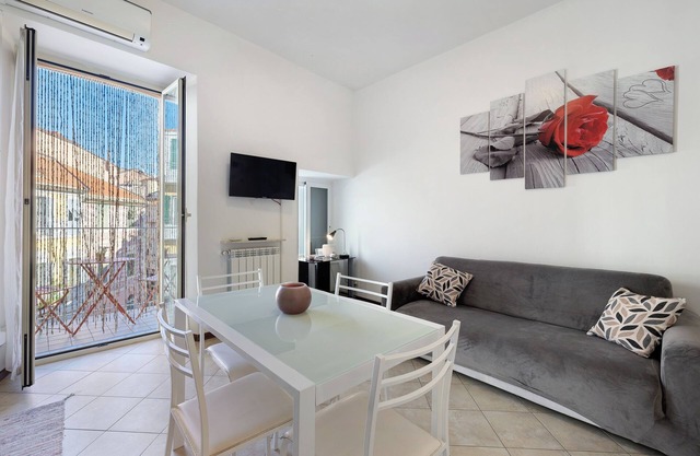 Apartment 'Casa Vacanza Nel Cuore Di Loano' with Balcony, Wi-Fi and Air Conditioning