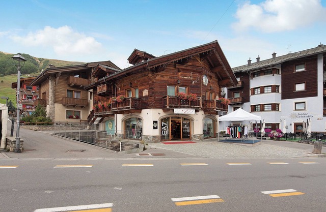 Apartment 'Chalet Picchio Trilocale' with Mountain View, Balcony and Wi-Fi