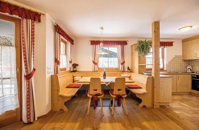 Apartment "Ciasa Tlara Lisa" Near the Ski Lift with Mountain View, Wi-Fi & Garden