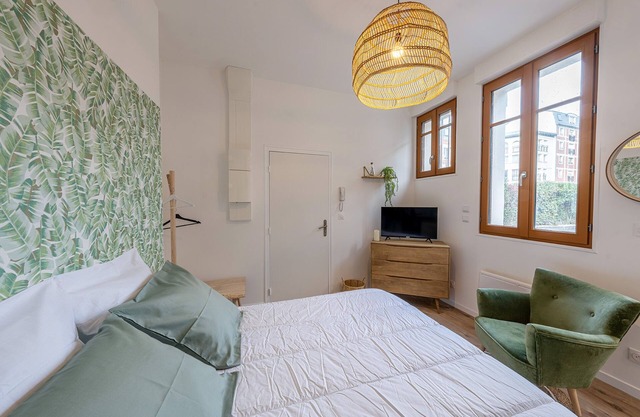 Apartment-City-Ensuite with Shower-No view