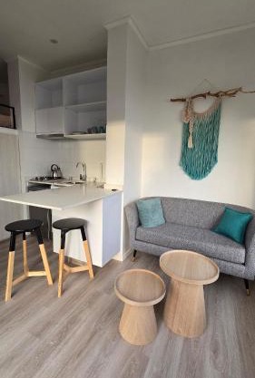 Apartment con bajada hacia el mar