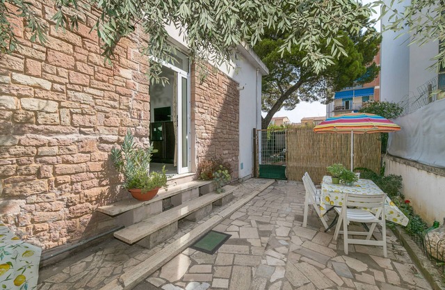 Apartment "Con Giardino a due Passi dal Mare" with Private Garden & Wi-Fi