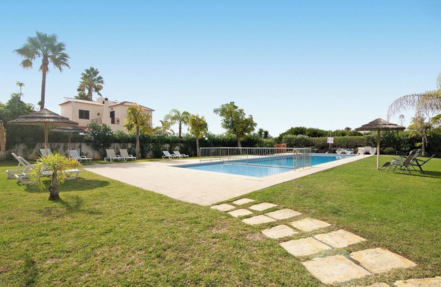 Apartment 'Condomínio Quinta Do Vale' with Shared Pool, Wi-Fi and Air Conditioning