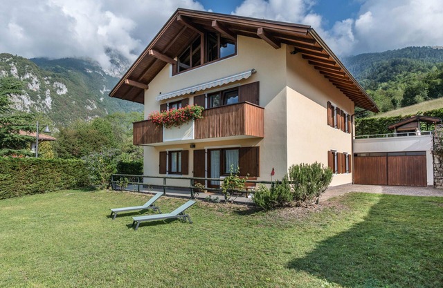 Apartment "Dorsino" with Mountain View, Balcony and Wi-Fi