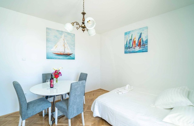 Apartment Debos - One-Bedroom Apartment with Balcony and Sea View