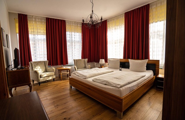 Apartment-Deluxe-Private Bathroom-Street View-Mecklenburg