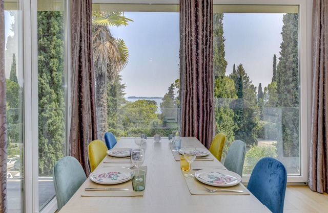 Apartment Diamante with lake view and pool