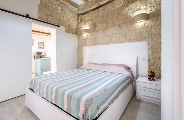 Apartment 'Dimora Donna Lucrezia' with Balcony and Air Conditioning
