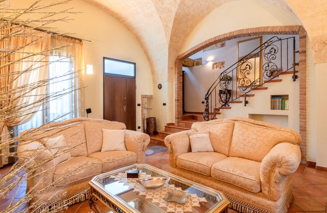 Apartment 'Dimora La Reggia' with Private Pool, Wi-Fi and Air Conditioning