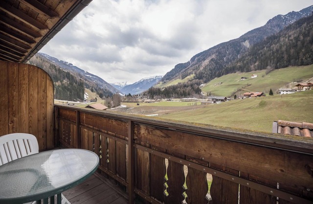 Apartment “Edelweiß” with Mountain View, Wi-Fi, Balcony & Garden