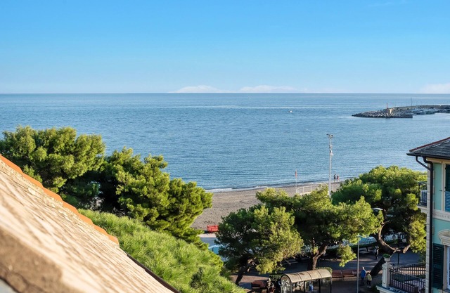 Apartment "Edo - Arenzanohost" with Sea View & Balconies