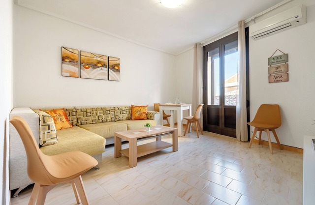 Apartment 'El Compromiso' with Balcony, Wi-Fi and Air Conditioning
