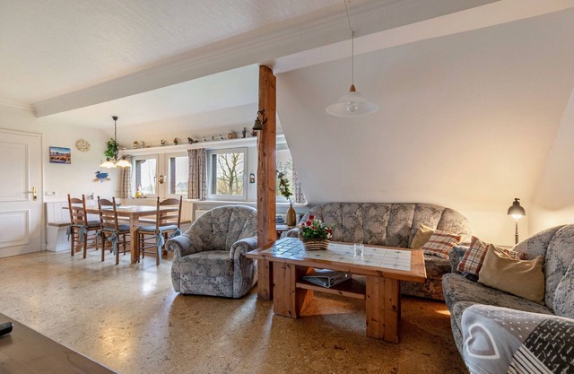 Apartment 'Emil Nolde' with Private Terrace, Shared Garden and Wi-Fi