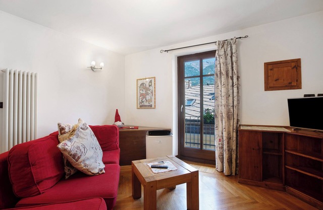 Apartment 'Emilius' with Mountain View, Wi-Fi and Air Conditioning
