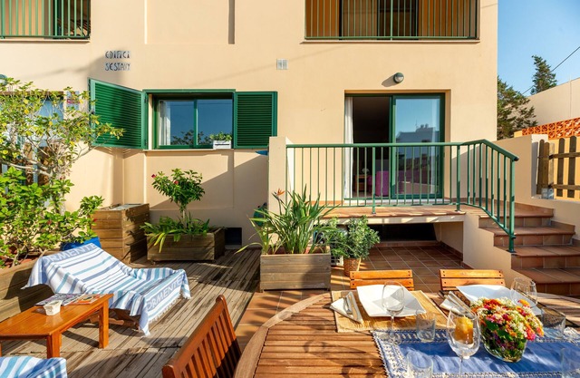 Apartment 'Es Pujols' with Private Terrace, Wi-Fi and Air Conditioning