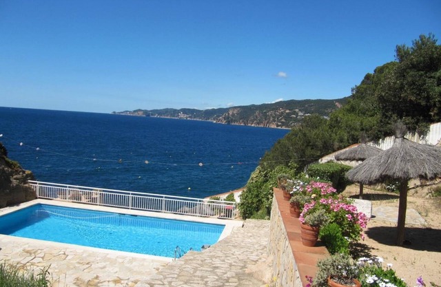 APARTMENT AT WALKING DISTANCE FROM THE BEACH AND POOL