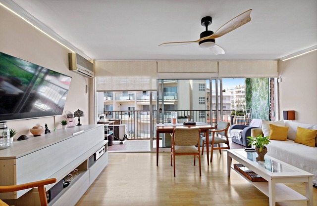 Apartment 'Precioso Piso Frente Al Mar' with Balcony, Wi-Fi and Air Conditioning