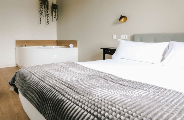Apartment for families or couples with double whirlpool bath and garden view.