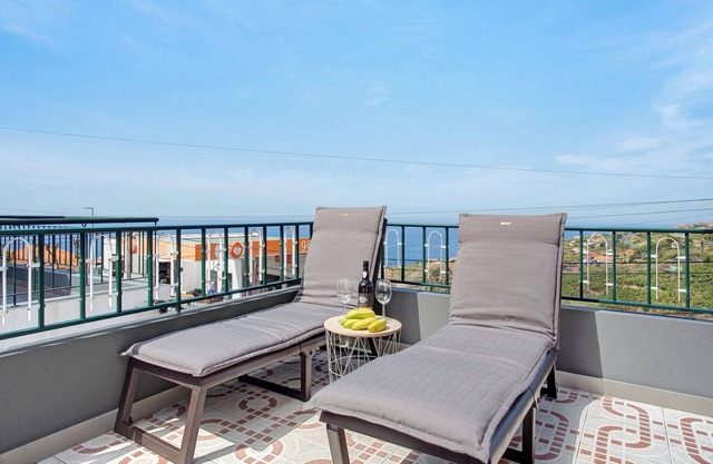 Apartment 'Estrela House' with Sea View, Private Terrace and Wi-Fi