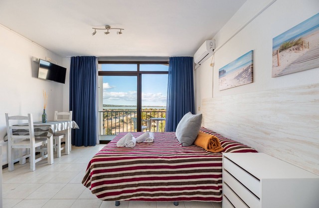 Apartment 'Estudio Mirada 309' with Lake View, Wi-Fi and Air Conditioning