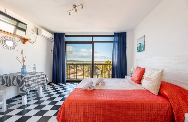 Apartment 'Estudio Mirada 304' with Lake View, Wi-Fi and Air Conditioning