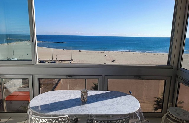 Apartment facing the sea