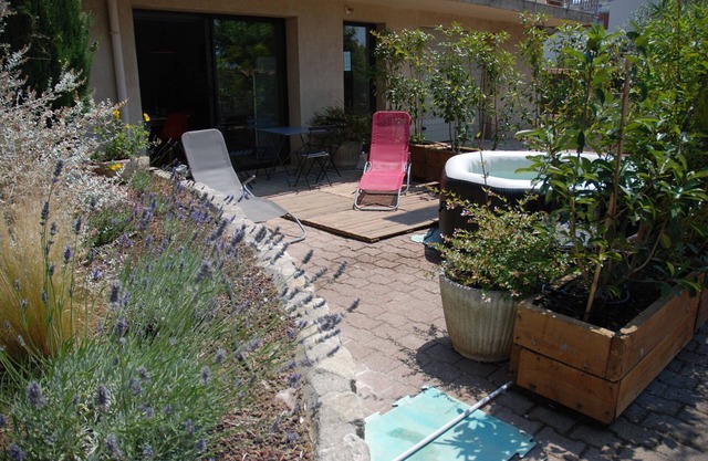apartment f2 2/4 pl avignon festival.