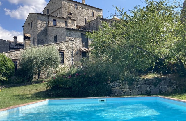 Apartment facing the pool in medieval village with view of Todi