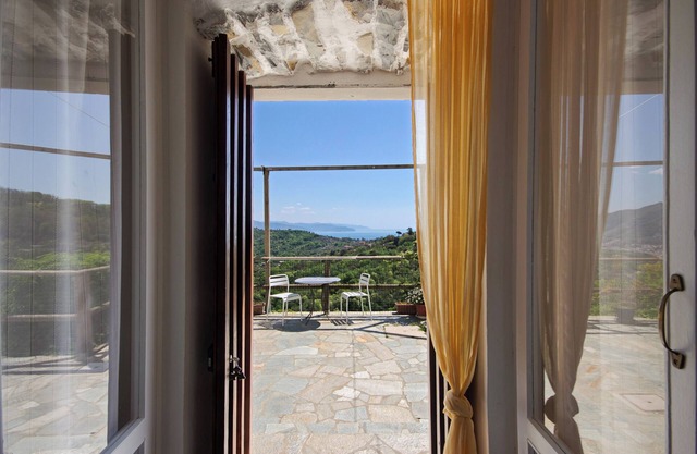 Apartment 'Fattorialmare Blu' with Sea View, Shared Garden & Wi-Fi