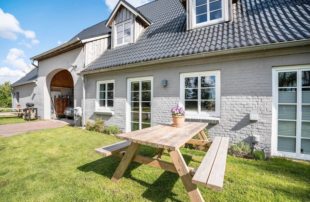 Apartment 'Fehrsland 1' with Shared Garden
